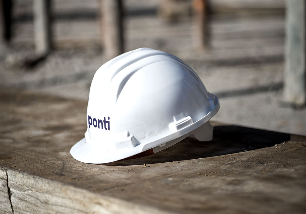 Weißer Bauhelm mit Ponti-Logo