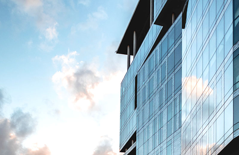Immobilie Glasfront mit Wolken