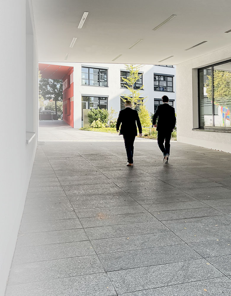 Ponti Geschaeftsfuehrer im Durchgang