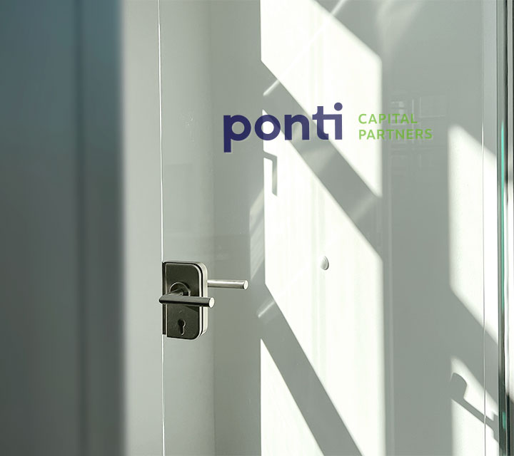 Glastuer mit Ponti-Logo