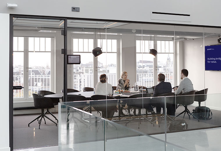Meeting in einem Büro-Konferenzraum